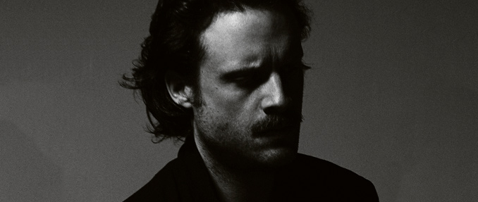 Father John Misty apresenta vídeo para “Total Entertainment Forever”