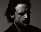 Father John Misty apresenta vídeo para “Total Entertainment Forever”